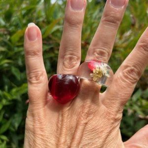 ❤️❤️ 2 LUCITE Flower & Red Heart Chunky Rings – 2 RINGS